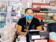  ?? CAPTURA DE VIDEO ?? Yuvanis Ortiz volvió a su trabajo en una panadería.