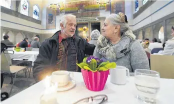  ?? FOTO: ANDREAS BRÜCKEN ?? Heinrich Jasienieck­i aus Neu-Ulm und Erika Ros aus Offenhause­n unterhalte­n sich bei Kaffee und Tee in der Vesperkirc­he. Die beiden gehen oft zum Mittagesse­n dorthin.