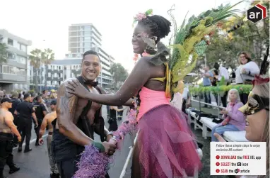  ?? PICTURE: AYANDA NDAMANE/AFRICAN NEWS AGENCY (ANA) ?? SMILES: A fireman laughs with ‘Mother Nature’ at the Cape Carnival in Green Point.