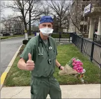  ?? SUBMITTED PHOTO ?? An essential worker receives a bouquet, courtesy of The Happy Flower Day Project.