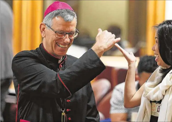  ?? Fotos: CNS ?? El obispo Mark Stuart Edwards, auxiliar de Melbourne, Australia, junto a Anastasia Indrawan, delegada de los jóvenes de Indonesia, antes del comienzo de una sesión del Sínodo el 9 de octubre