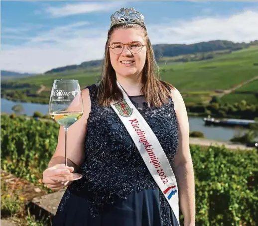  ?? Fotos: Gerry Huberty ?? Céline Max (20) ist als Tochter eines Winzers mit dem Wein aufgewachs­en. Am Freitag wird sie das Amt der Rieslingkö­nigin von Lara Kring übernehmen.