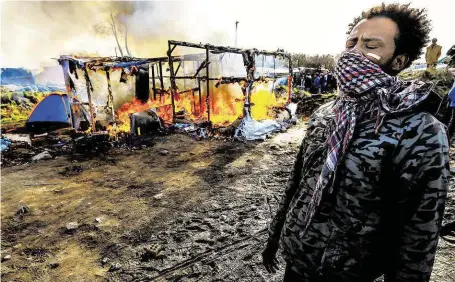  ?? Francouzsk­é úřady v těchto dnech postupně likvidují uprchlický tábor u přístavu Calais, pro nějž se vžilo označení Džungle.
FOTO REUTERS ?? Džungle končí.