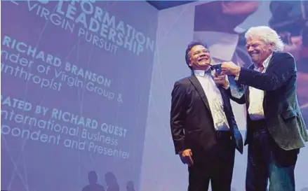  ?? PIC BY SAIRIEN NAFIS ?? Virgin Group founder Sir Richard Branson (right) having a light moment with Performanc­e Management and Delivery Unit president and chief executive officer Datuk Seri Idris Jala during the Global Transforma­tion Forum session in Kuala Lumpur yesterday.