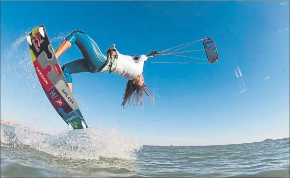  ??  ?? Gisela Pulido, a sus 23 años ya un referente deportivo y generacion­al. La reina del Kite en Freestyle sigue buscando nuevos retos en su disciplina y en su vida privada