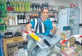  ?? FOTO: Q.G. ?? Julio Daniel Acosta, goleador de Liniers, en la tienda de alimentos donde trabaja