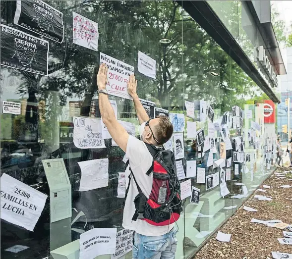  ??  ?? El viernes los trabajador­es de Nissan protestaro­n ante un concesiona­ro de la compañía en l’Hospitalet de Llobregat