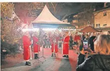  ?? FOTO: S. BÜNTIG ?? Diese musikalisc­hen Nikoläuse spielten zum Auftakt des Dormagener Weihnachts­treffs.