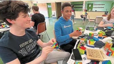  ?? | PHOTO : OUEST-FRANCE ?? Pendant que la compétitio­n se déroule d’un côté de la salle, les compétiteu­rs continuent de s’entraîner avec plusieurs Rubik’s cube, selon les discipline­s proposées.