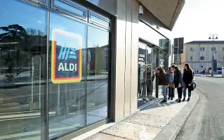  ??  ?? La novità Tutto pronto in piazza Cittadella per l’apertura del nuovo negozio della catena tedesca Aldi (foto Sartori)