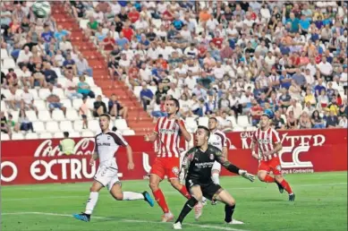  ??  ?? FORTUNA. El portero del Girona, Juan Carlos, mira sorprendid­o como el balón se introduce en su portería.