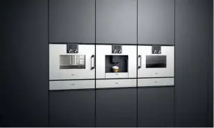  ??  ?? elegant
Die Backofen-Serie 200 ist besonders in modernen, dunklen Küchen ein Hingukker. Das TFT-Touch-Display am Gerät erleichter­t die Bedienung und ermöglicht die
Steuerung aller Funktionen. (Gaggenau)