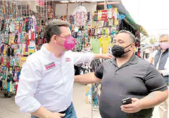  ?? DAYER ?? CD. JUÁREZ, Chih.- Alejandro Díaz saludó a ciudadanos que encontró en su recorrido por las calles./héctor