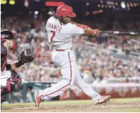  ?? AP ?? Maikel Franco, de los Filis, completa el swing para pegar un cuadrangul­ar en el partido de anoche frente a los Nacionales.