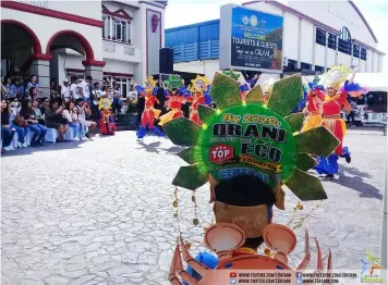  ?? — 1Bataan Facebook ?? ONE COUNTRYSID­E EXPERIENCE. Residents of Orani town welcome tourists and guests as they witness the launching of One Countrysid­e Experience of the Department of Tourism.
