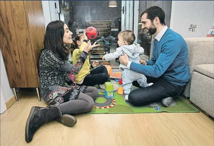  ?? CÉSAR RANGEL ?? Clara y Manuel juegan con sus dos hijos adoptados, Maria y Francisco, en su casa de Sant Feliu de Llobregat