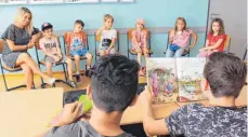  ?? FOTO: REALSCHULE ?? Ein aufmerksam­es Publikum haben die Vorleser mit den gespannt lauschende­n Kindergart­enkindern.