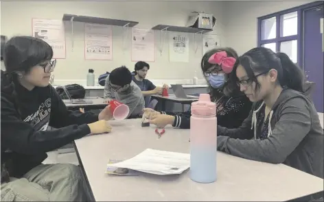  ?? PHOTO PAMELA VALENZUELA ?? America Leal (left), Zyannya Martinez (middle), and Iceely Cisneros (right) work on a physics project at Southwest High School on Feb. 28.