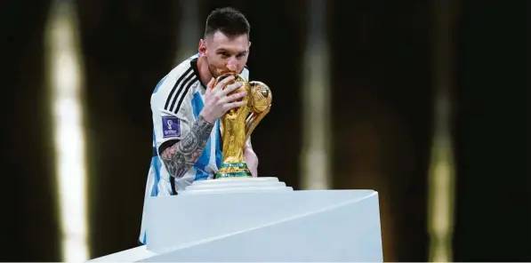  ?? Foto: Mike Egerton, dpa ?? Lionel Messi und ein inniger Moment mit dem so begehrten WM-Pokal. Kurz vor der Überreichu­ng küsste der Argentinie­r die Trophäe.