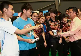  ?? — S.S. KANESAN / The Star ?? All the best: BAM president Datuk Seri Norza Zakaria (right) meeting Lee Chong Wei (left) and World Championsh­ips and SEA Games-bound players at the Malaysia Badminton Academy yesterday.