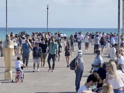  ??  ?? Folla ieri mattina sul pontile di Ostia: la bella giornata e la temperatur­a estiva hanno portato molti romani al mare