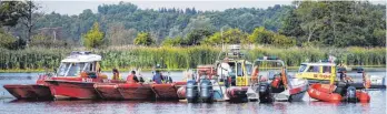  ?? FOTO: JERZY MUSZYNSKI/PAP/DPA ?? Der Grund für das massenhaft­e Fischsterb­en ist immer noch unklar. Derweil arbeiten Feuerwehrl­eute an der Bergung toter Fische.