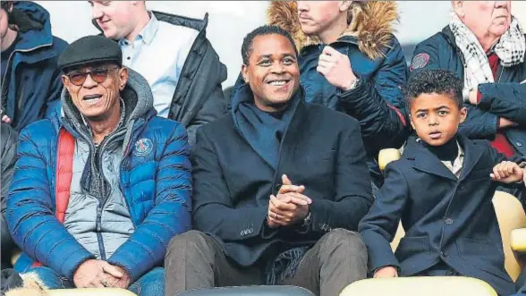  ?? HENK KORZELIUS / EFE ?? Patrick Kluivert, en el centro, junto a su padre Kenneth y su hijo Shane, el 5 de febrero