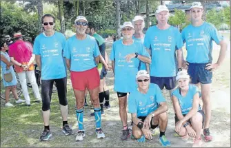  ??  ?? Les bénévoles qui accompagne­ront le jeune athlète en courant jusqu’à la mairie.