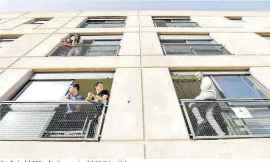  ?? Robert Ramos ?? Estudiante­s de la UAB confinados en sus pisos de la Vila Università­ria, ayer.
