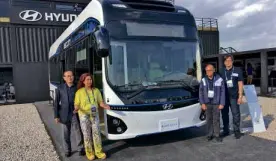  ?? —AIDA SEVILLA-MENDOZA ?? Hari chair Richard Lee, president and CEOMa. Fe Perez-Agudo, chief finance officer Ladislao Avila and SVP for trade operations and developmen­t Jun R. Cortez in front of Hyundai’s first massproduc­tion electric bus