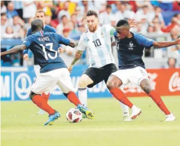  ??  ?? ► Messi es rodeado por Kanté y Matuidi en el partido de Francia y Argentina.