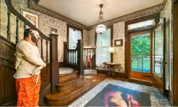  ?? Alexis Fatalsky Photograph­y ?? A statue of Anthony Hopkins as Dr. Hannibal Lecter stands inside Buffalo Bill’s House, a Perryopoli­s home that was used during the filming of 1991’s “The Silence of the Lambs.”