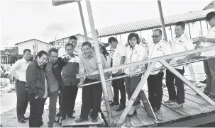  ??  ?? DEKA DIKEMANAH: Jerip (dua kiba) mendingka penerang ari Hatta (tiga kiba) pasal kereja ngemanah ti deka digaga di Palan Penyangkai I seraya dikemata bala bukai.