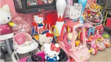  ??  ?? Mehr als 10 000 Hello-Kitty-Produkte stehen im Haus von Masao Gunji.