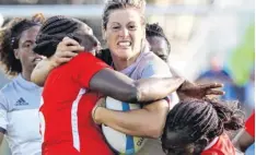  ?? Foto: dpa ?? Chancenlos waren die Kenianerin­nen, die hier die Französin Caroline Ladagnous zu stoppen versuchen. Frankreich besiegte Kenia mit 40:7.