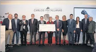  ??  ?? FOTO DE FAMILIA. Familiares de Carlos Matallanas, miembros del jurado y Ángel Silvelo posan juntos.