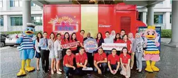  ??  ?? RAMON (tengah) dan sebahagian kakitangan Kumpulan Sunway bergambar kenangan berlatarka­n trak #SunwayforG­ood.