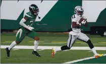  ?? AL BELLO — GETTY IMAGES ?? The Raiders’ Henry Ruggs III scores a touchdown to win the game as the NY Jets’ Lamar Jackson gives chase during the second half in East Rutherford, New Jersey, on Sunday.