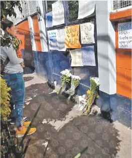  ?? ESPECIAL ?? Mujeres protestaro­n afuera del colegio en Mixcoac.