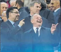  ?? FOTOS: PEP MORATA ?? Bartomeu y Aulas, presidente del Lyon, bromean al inicio