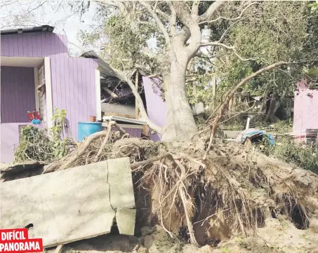  ??  ?? DIFÍCIL
PANORAMA
En Luquillo se han reportado 60 casas destruidas totalmente por el paso de Irma por la Isla.