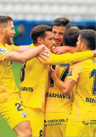  ?? LOF ?? Los jugadores del Málaga celebran el 0-1 en El Toralín.