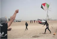  ?? AP ?? Palestinia­n protesters launch burning kites at the Gaza Strip border with Israel