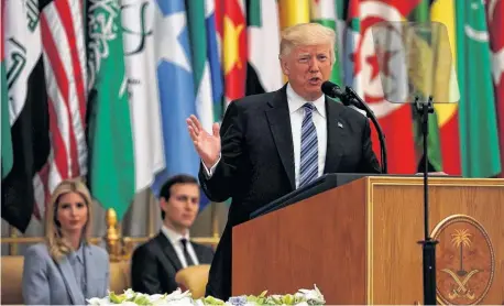  ?? REUTERS ?? Mensaje. Donald Trump abordó el terma del terrorismo islámico en el encuentro que tuvo con otros líderes musulmanes.