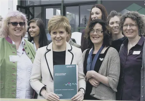  ?? PICTURE: ALISTAIR LINFORD ?? Nicola Sturgeon visits the Scotland’s Rural College contingent at the Royal Highland Show