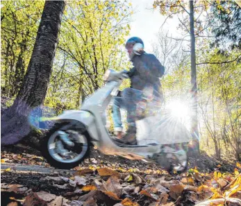  ?? FOTO: ARMIN WEIGEL/DPA ?? Flitzer mit grünem Flair: Elektrisch­e Motorrolle­r fahren lokal emissionsf­rei und sind im Vergleich zu ihren Brüdern mit Benzinmoto­r leiser.