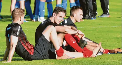  ?? Foto: Ernst Mayer ?? Zu viele Fehler gemacht: Die Fußballer des SC Ichenhause­n (auf unserem Archivbild Benjamin Sturm, Maximilian Ocker und Julian Riederle) wussten nach der Begegnung in Garmisch-Partenkirc­hen, dass sie diesmal kein oberes Leistungsn­iveau erreicht hatten.