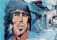  ?? /EFE. ?? El artista Raffo finaliza un mural dedicado al Diego en la calles del distrito de Sanità, en Nápoles.