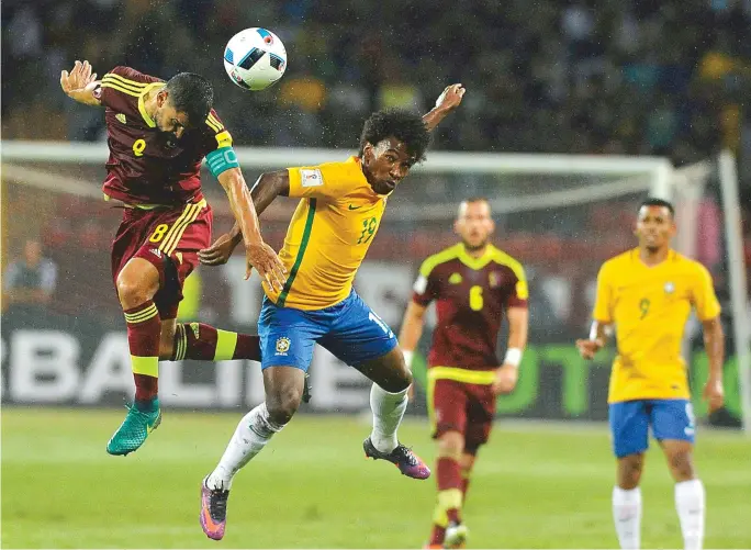  ??  ?? Autor do segundo gol brasileiro na vitória sobre a Venezuela, atacante Willian sobe de cabeça para dividir com Tomás Rincón. Seleção é líder das Eliminatór­ias com 21 pontos ganhos