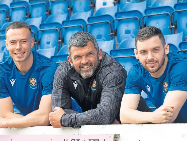  ?? ?? NEW FACES: Callum Davidson at McDiarmid Park with Andrew Considine, left, and Drey Wright as Saints get their transfer business under way.